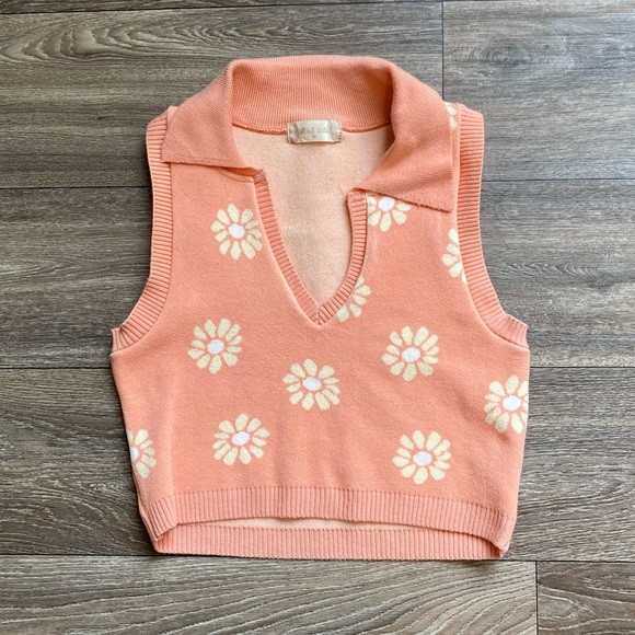 Altar'd State Tops - 🌺 Pink floral collared tank top